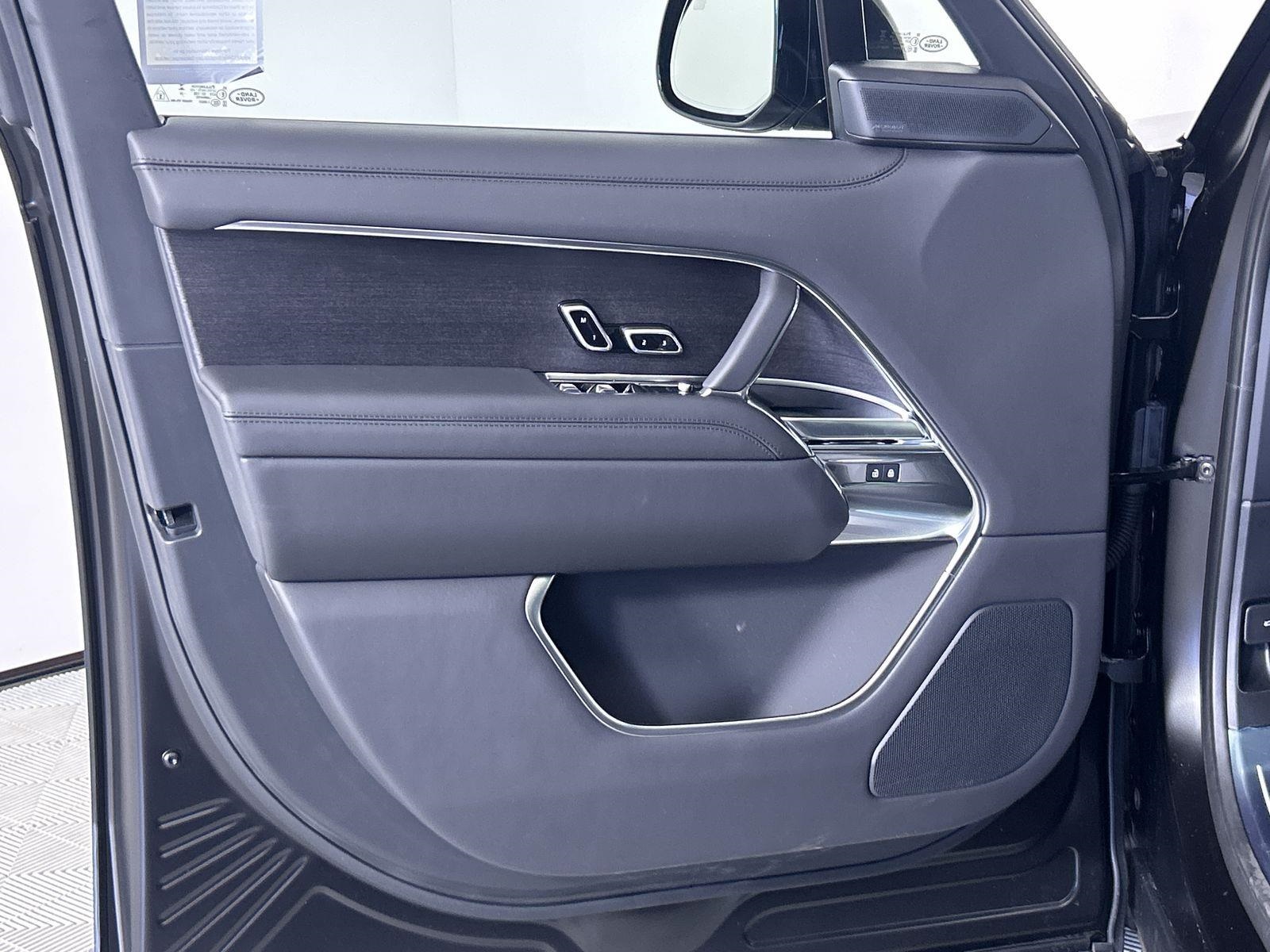 2025 Land Rover Range Rover SE photo 19