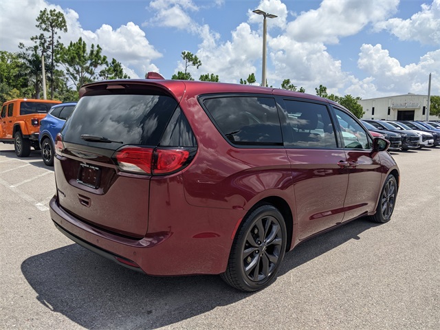 2020 Chrysler Pacifica Touring photo 4