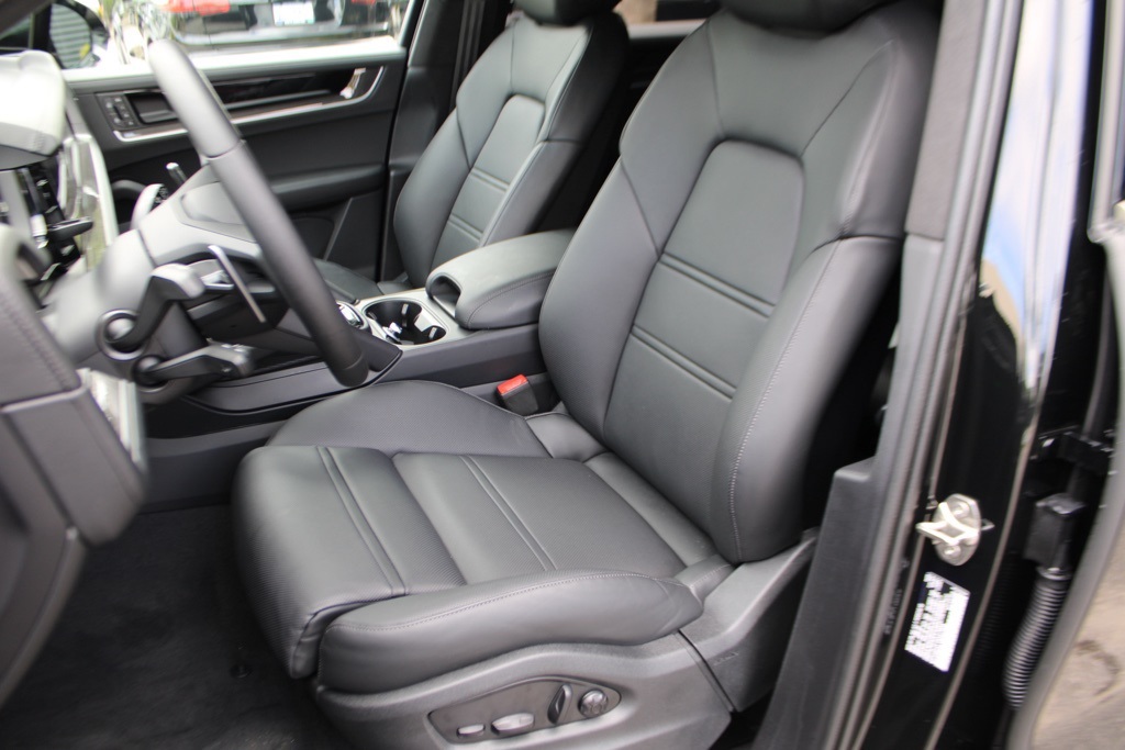 2025 Porsche Cayenne Turbo E-Hybrid photo 5
