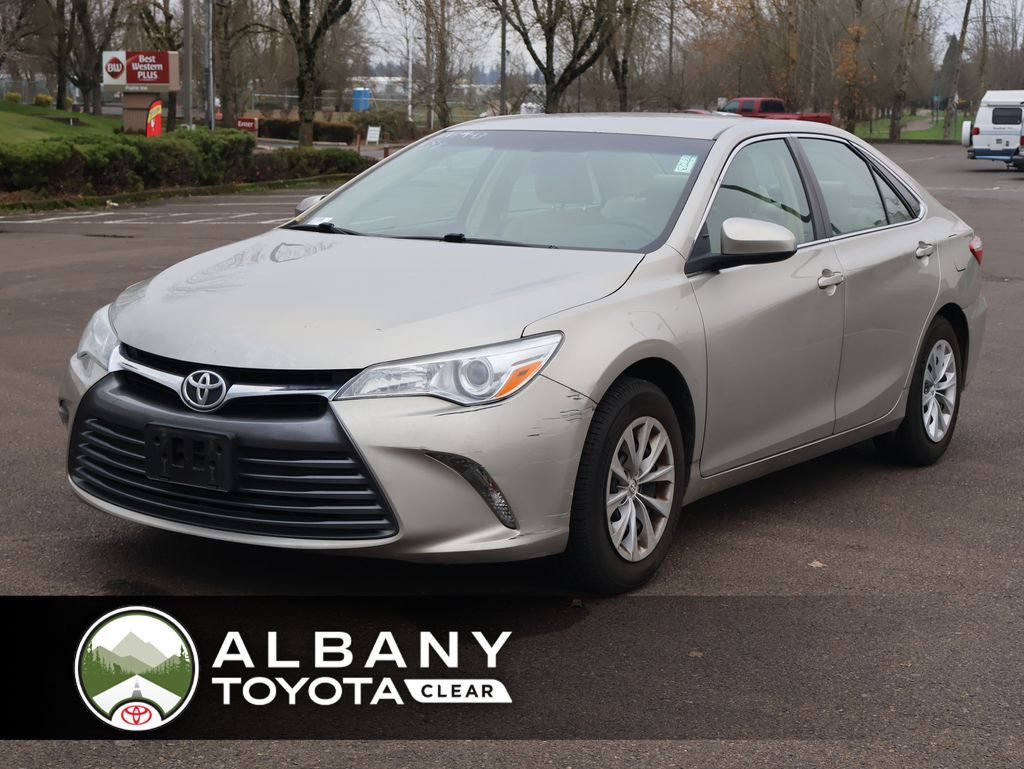 2016 Toyota Camry LE's photo