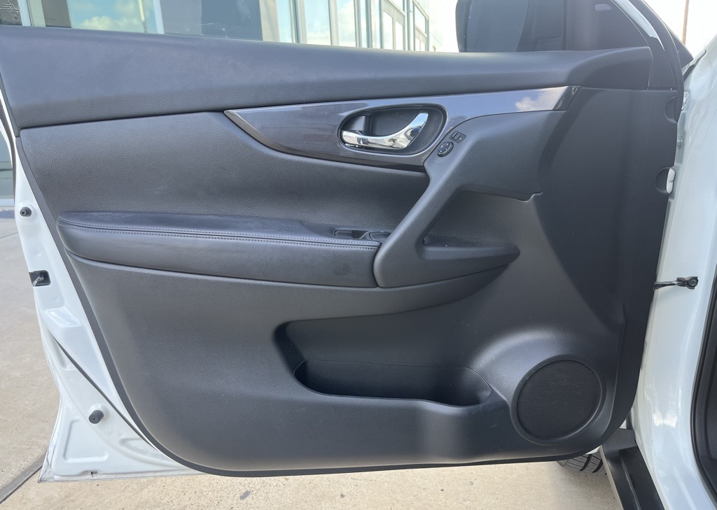 2019 Nissan Rogue SV photo 11