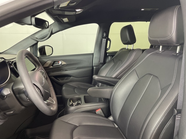 2025 Chrysler Pacifica photo 17