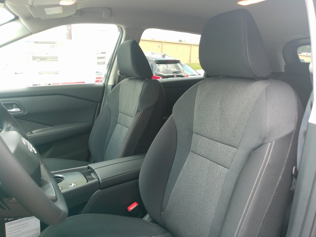 2025 Nissan Rogue SV photo 8