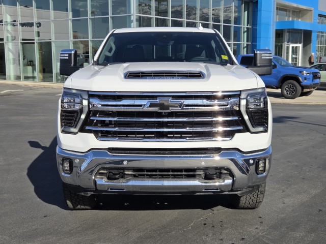 2025 Chevrolet Silverado 3500HD LTZ photo 3
