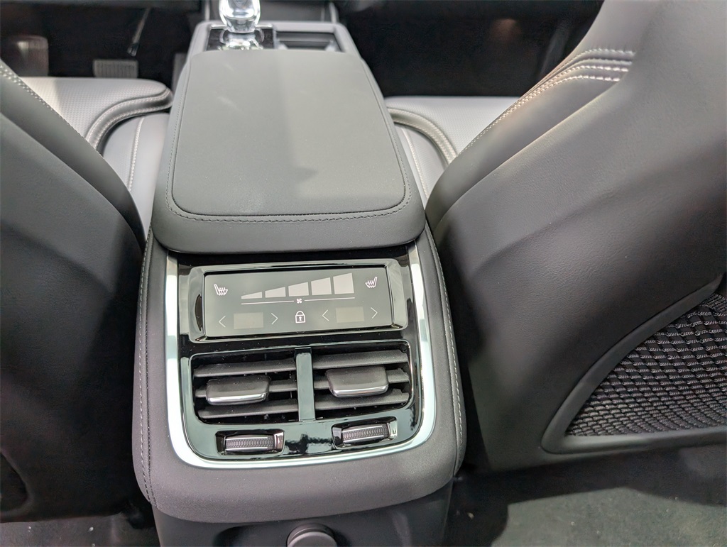 2025 Volvo XC90 T8 photo 12