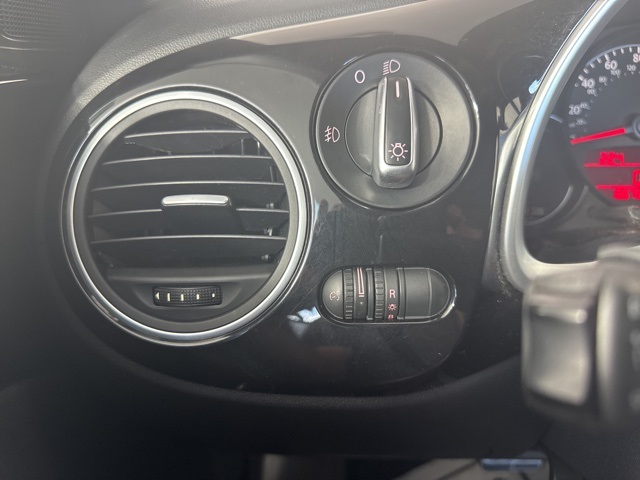 2012 Volkswagen Beetle photo 18