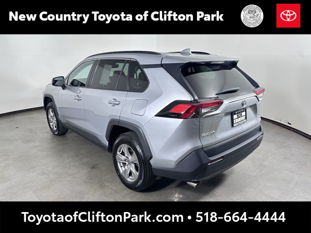 2022 Toyota RAV4 XLE photo 4