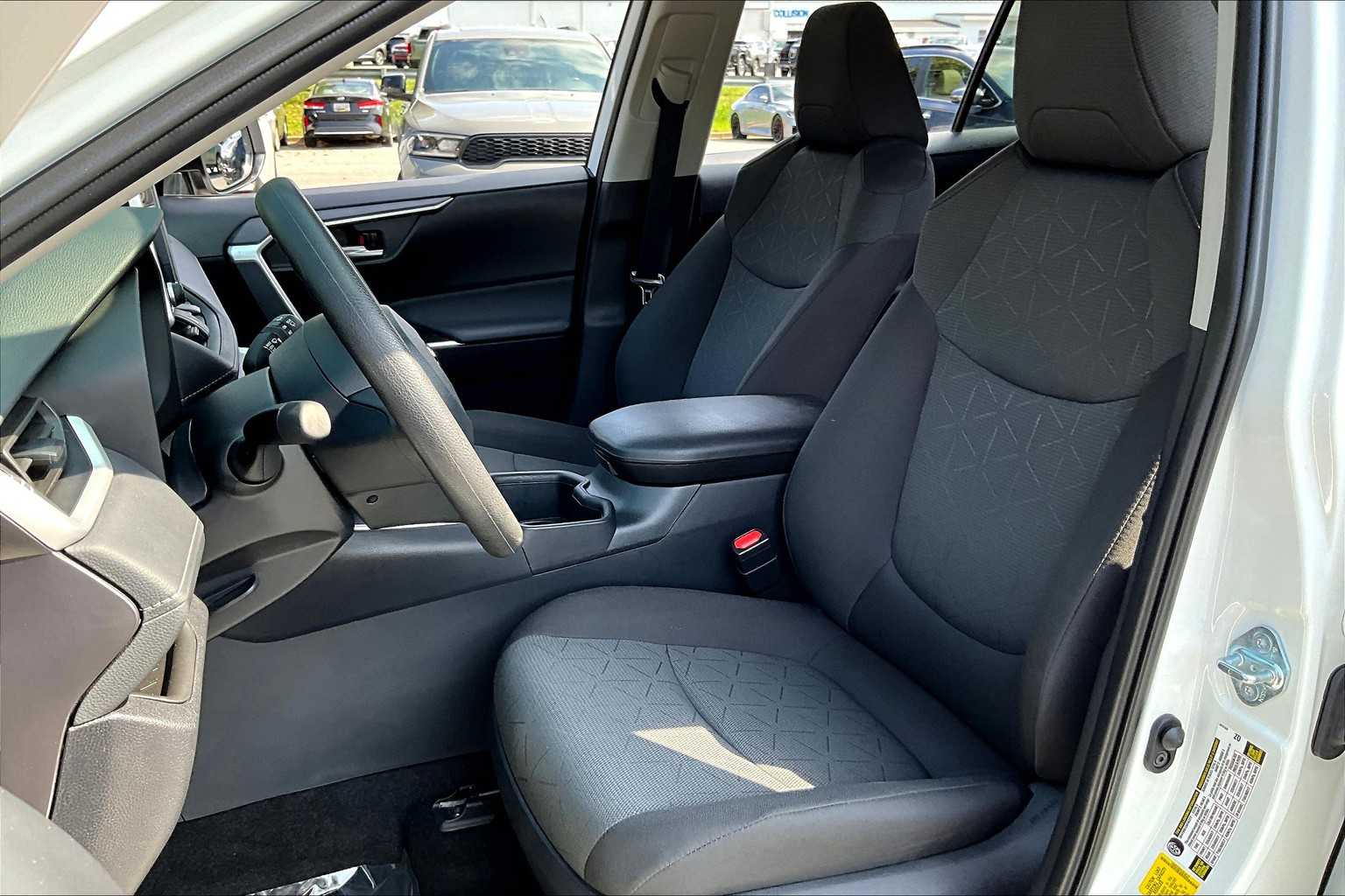 2025 Toyota RAV4 XLE photo 7