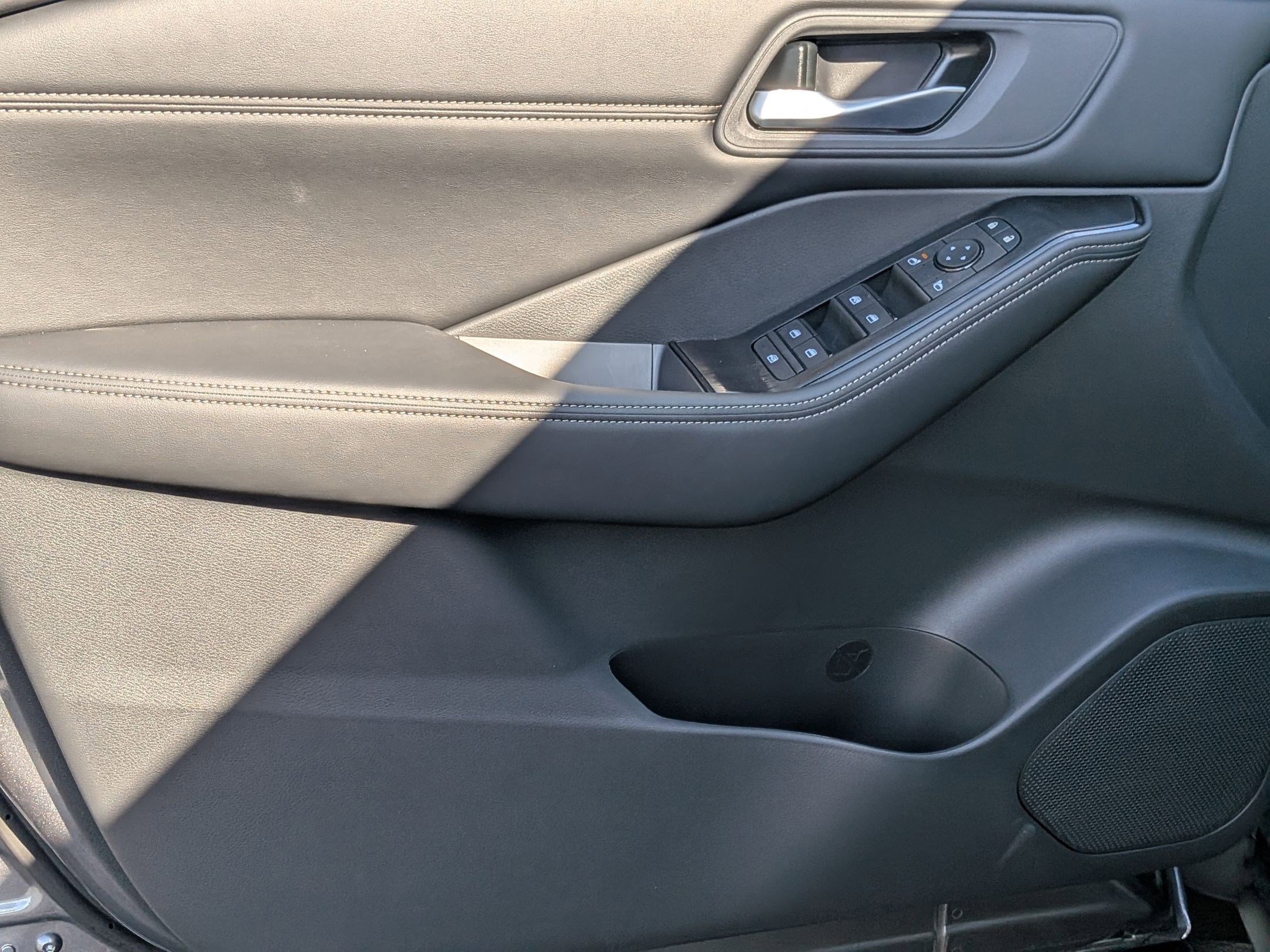 2026 Nissan Rogue SV photo 6