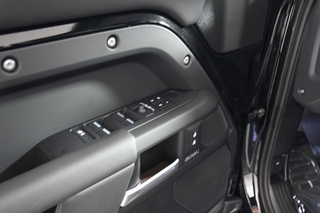 2025 Land Rover Defender 110 X-Dynamic SE photo 15