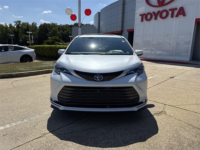 2025 Toyota Sienna Platinum photo 8