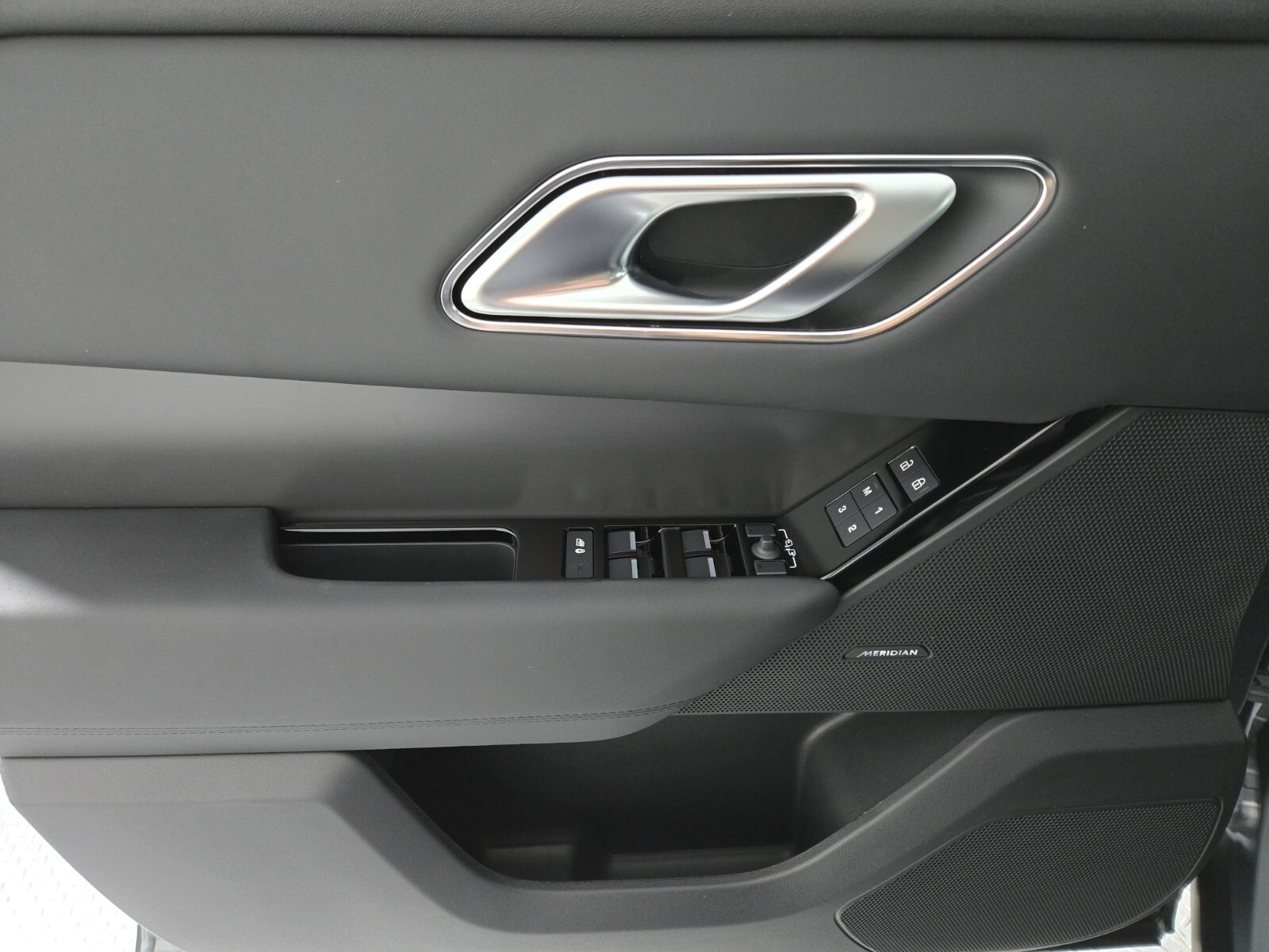 2026 Land Rover Range Rover Velar Velar P250 S photo 21