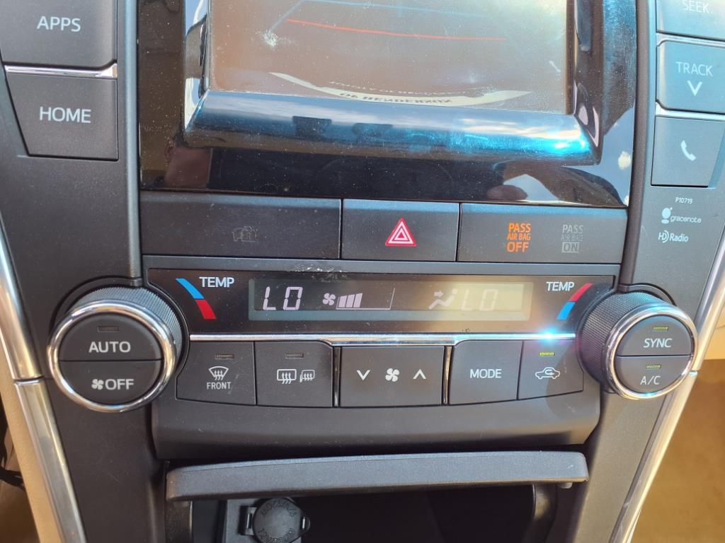 2015 Toyota Camry Hybrid LE photo 17