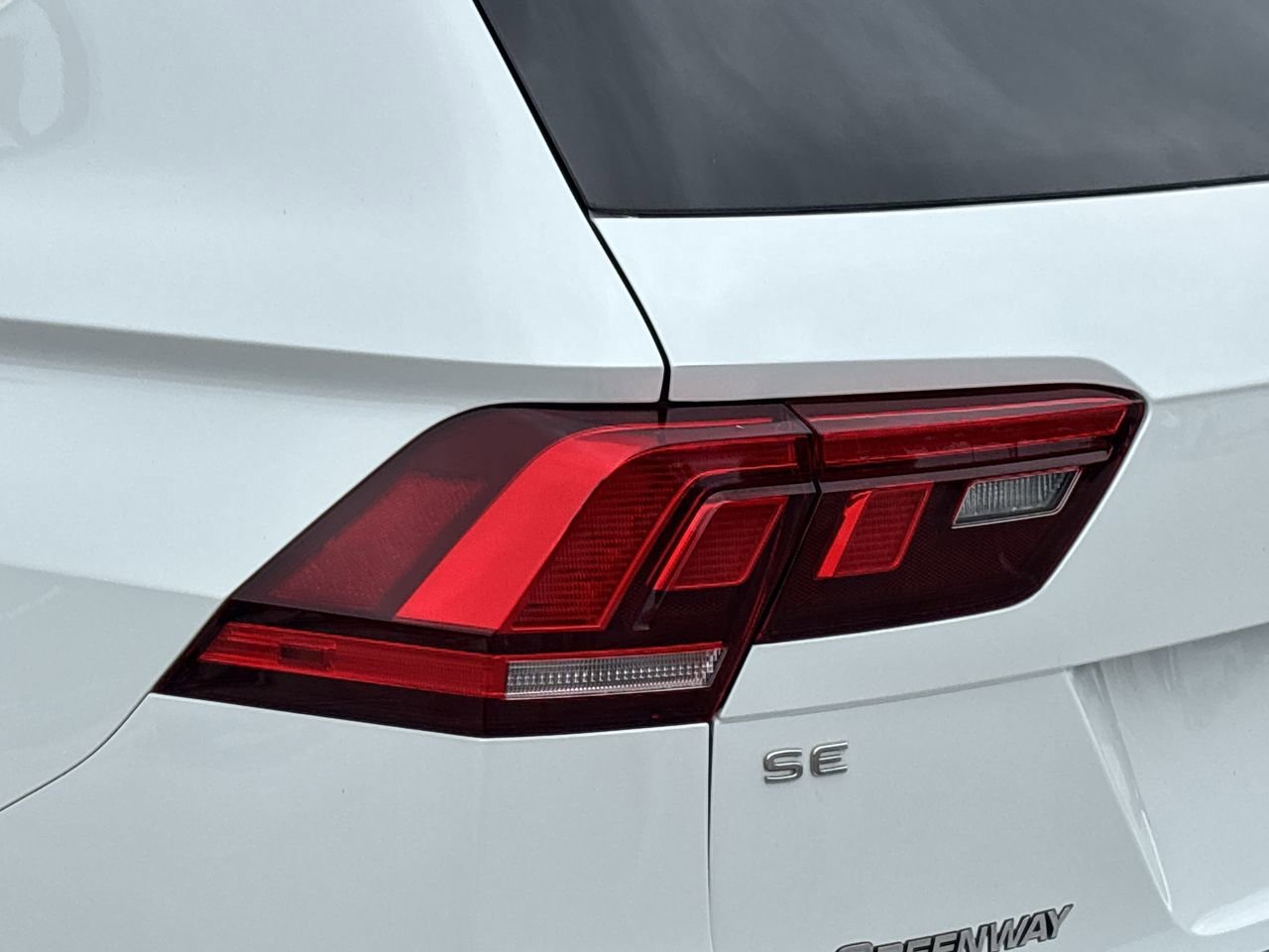 2023 Volkswagen Tiguan SE R-Line Black photo 7