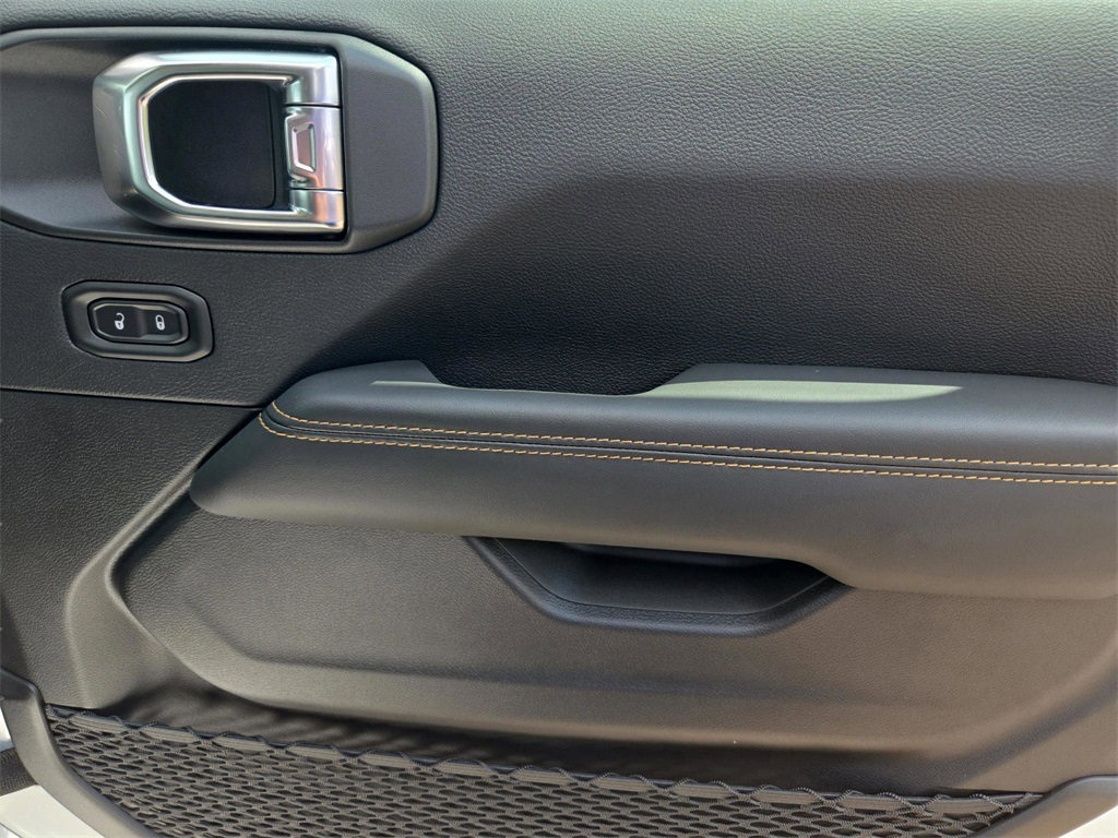 2025 Jeep Wrangler Sahara photo 17