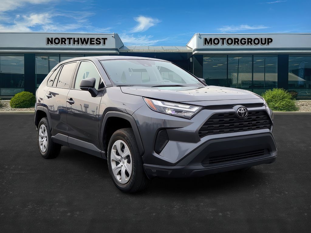 2024 Toyota RAV4 LE's photo