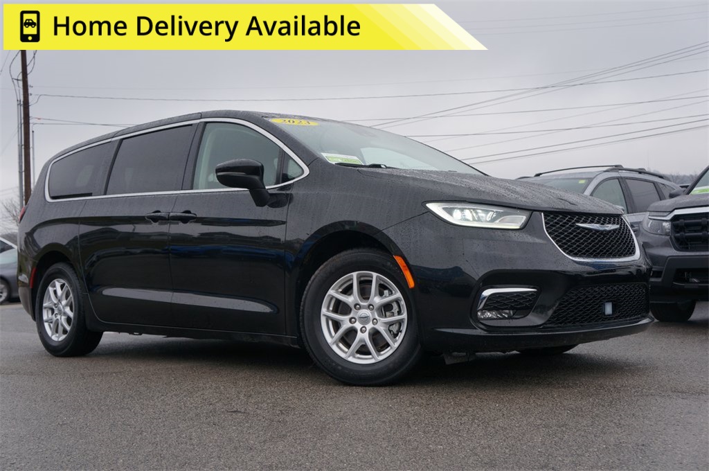 2023 Chrysler Pacifica Touring L's photo