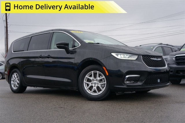 2023 Chrysler Pacifica Touring L's photo