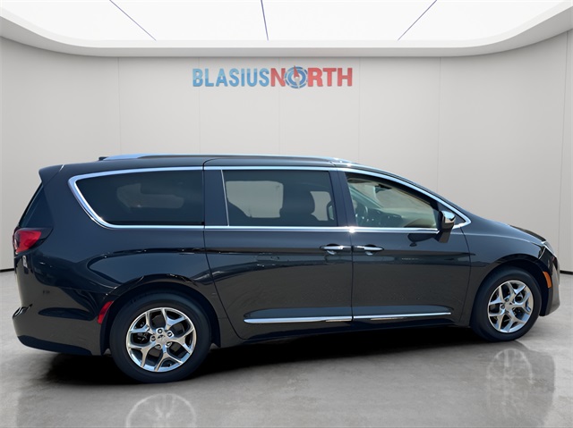 2017 Chrysler Pacifica Limited photo 4