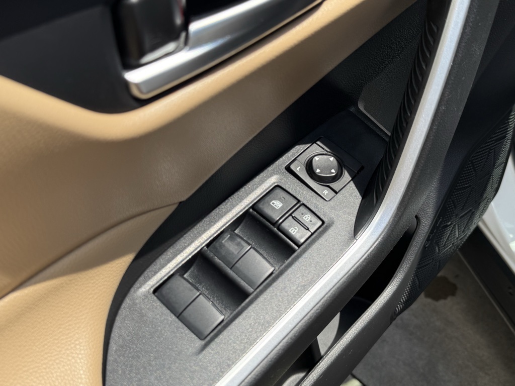 2020 Toyota RAV4 Hybrid XLE photo 8