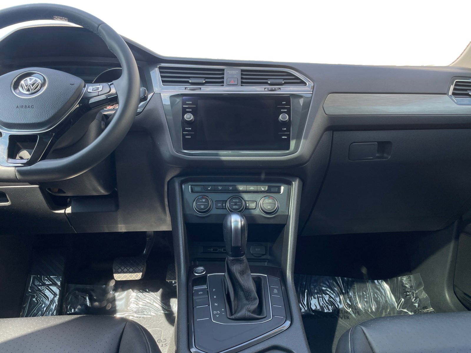 2020 Volkswagen Tiguan SE photo 14