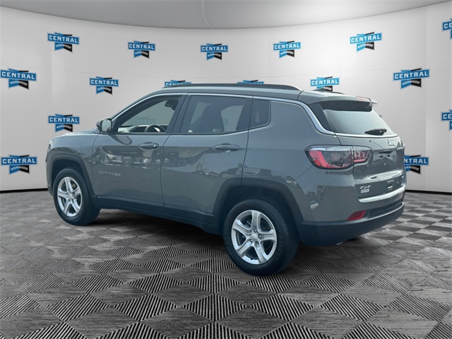 2023 Jeep Compass Latitude photo 3