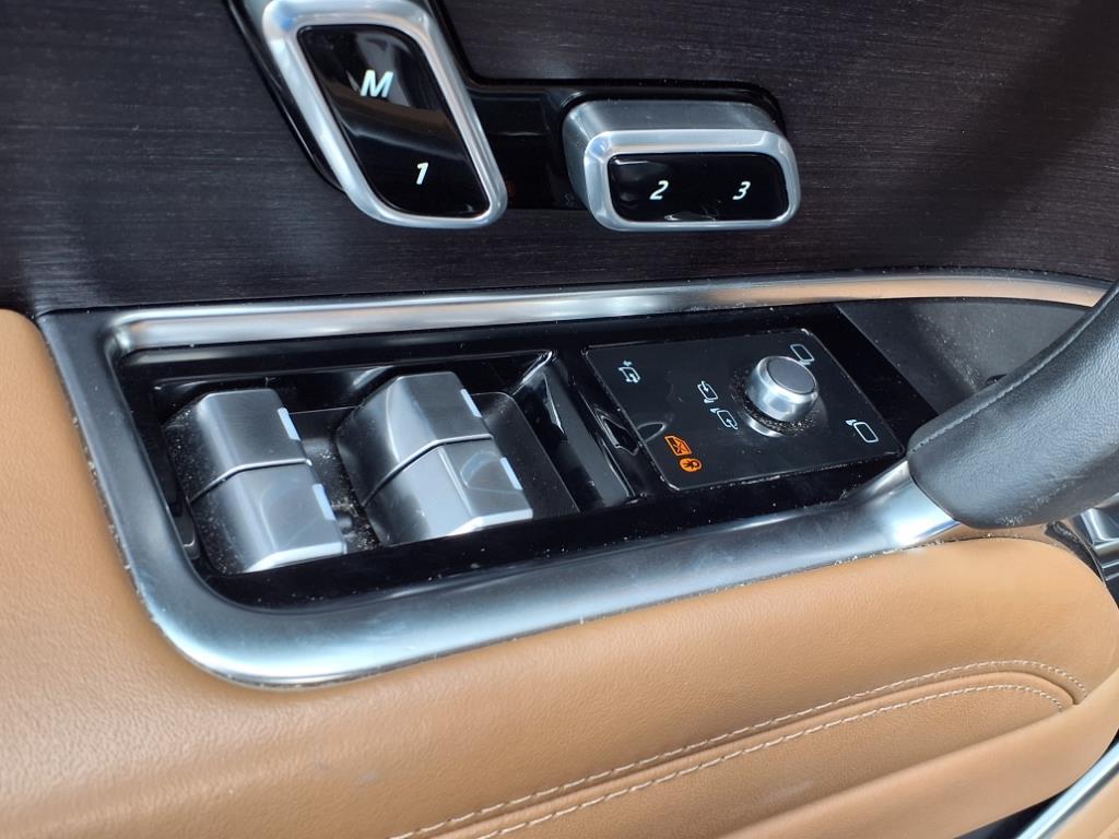 2023 Land Rover Range Rover SE photo 9