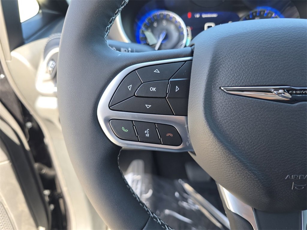 2025 Chrysler Pacifica photo 18