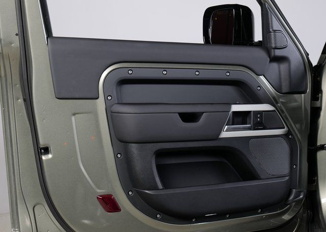 2024 Land Rover Defender 90 S photo 22