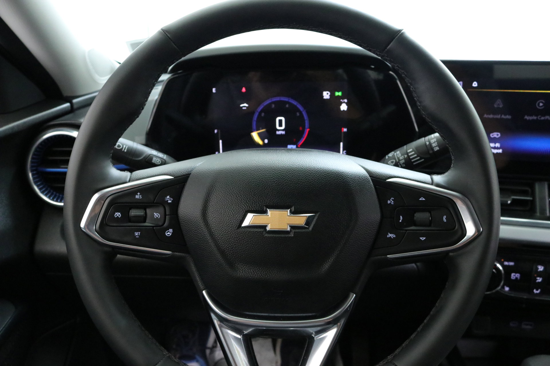 2025 Chevrolet Trax LT photo 9