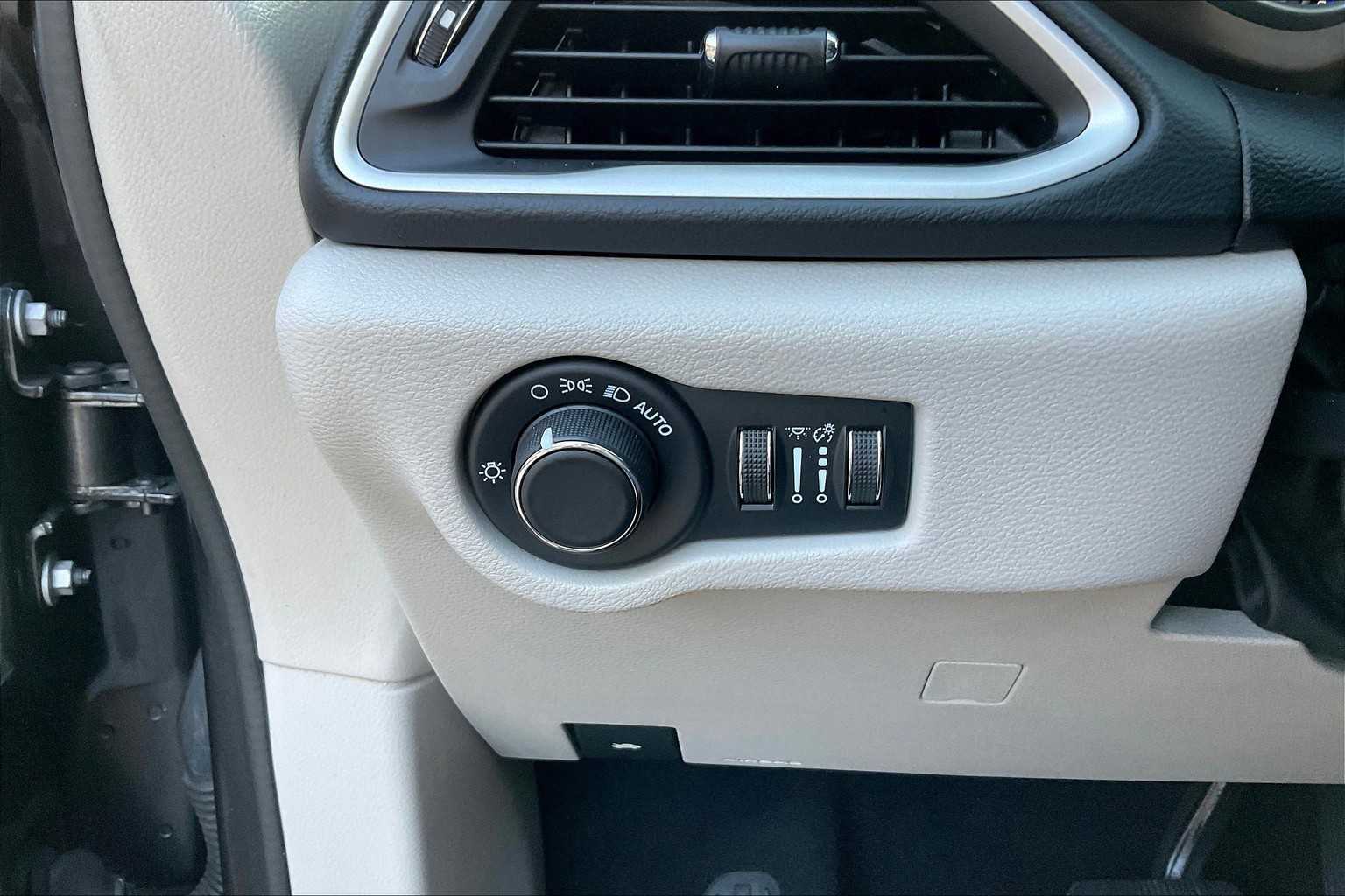 2022 Chrysler Voyager LX photo 30