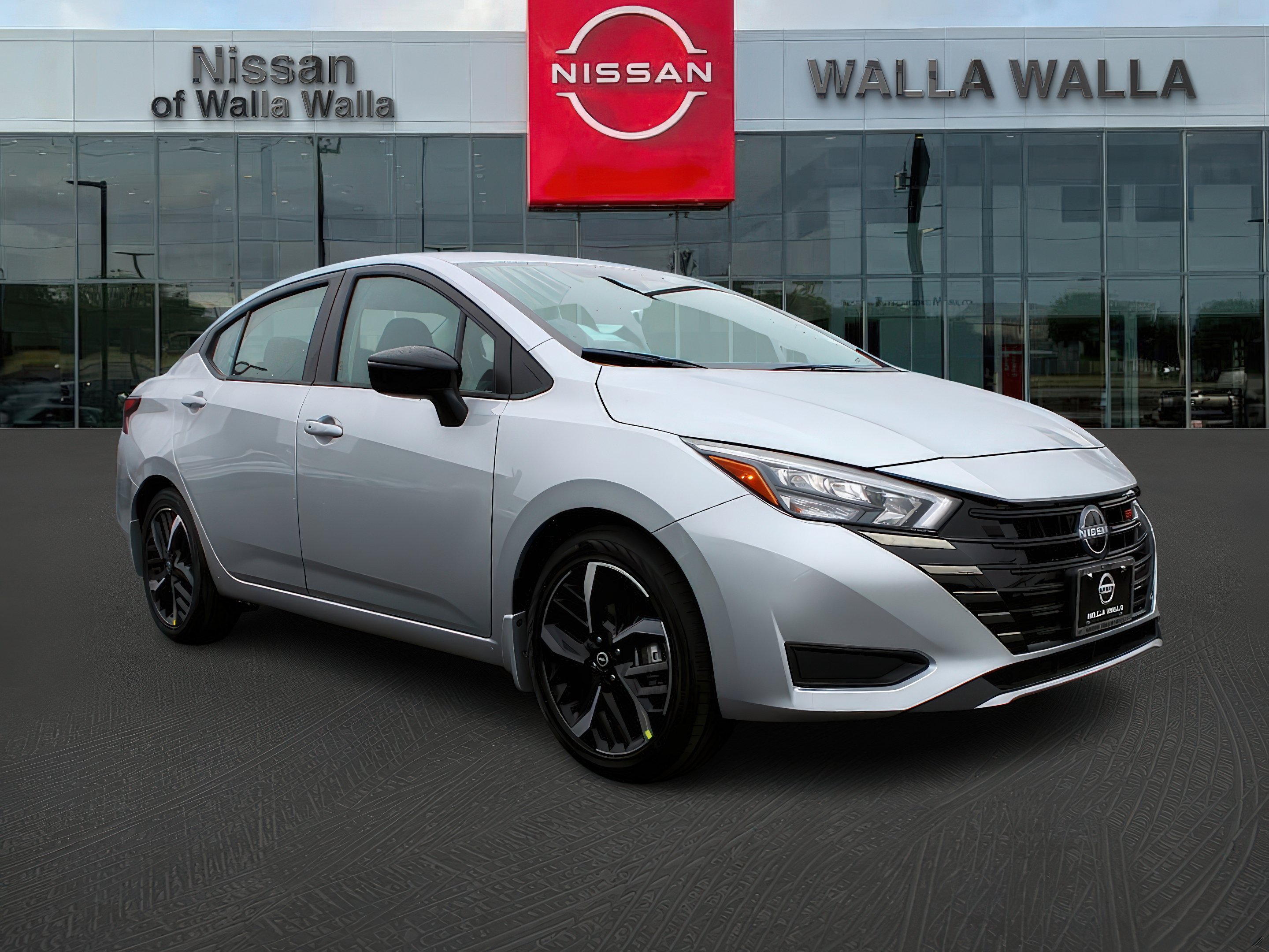 2025 Nissan Versa Sedan SR's photo