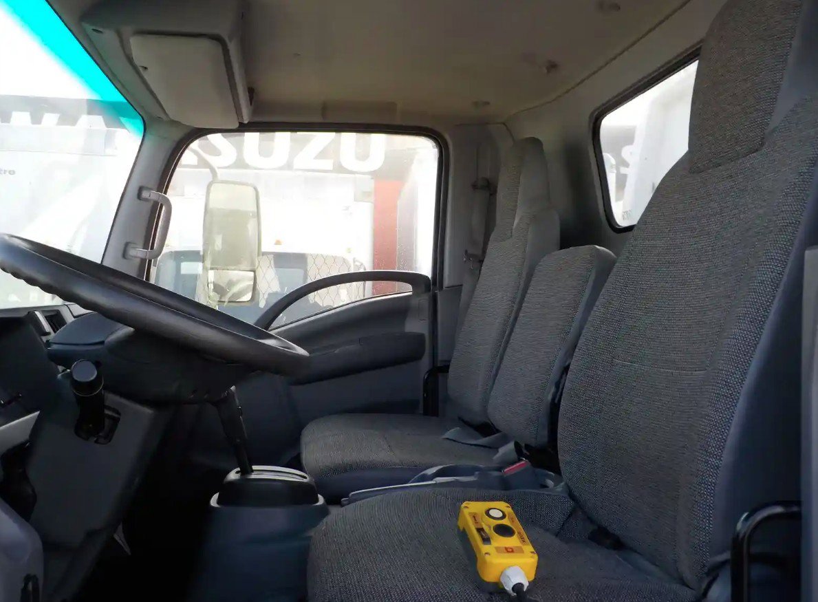 2018 Isuzu NRR photo 4