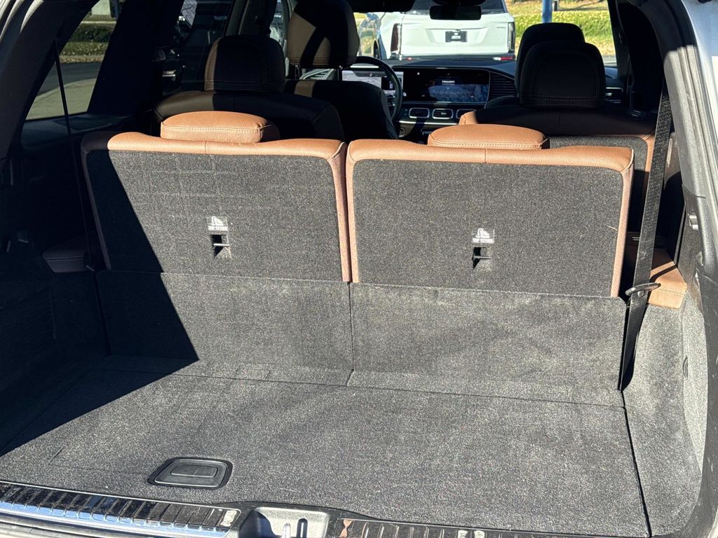 2024 Mercedes Benz GLS 450 4MATIC photo 4