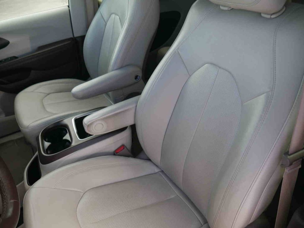 2021 Chrysler Pacifica Touring L photo 27