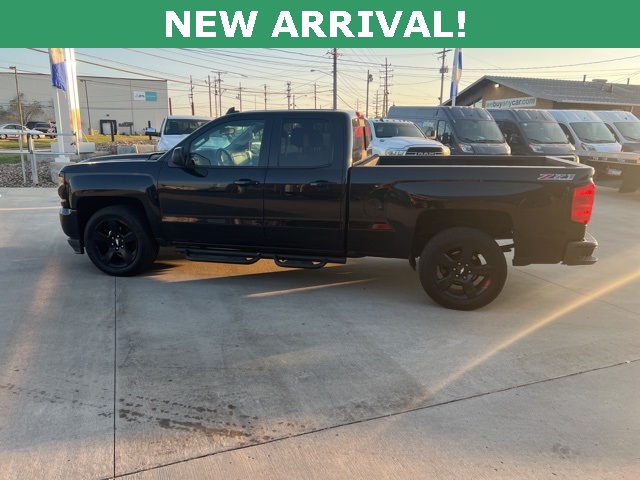2017 Chevrolet Silverado 1500 LT photo 2