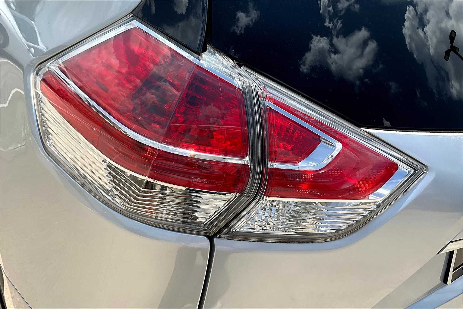 2016 Nissan Rogue SV photo 28