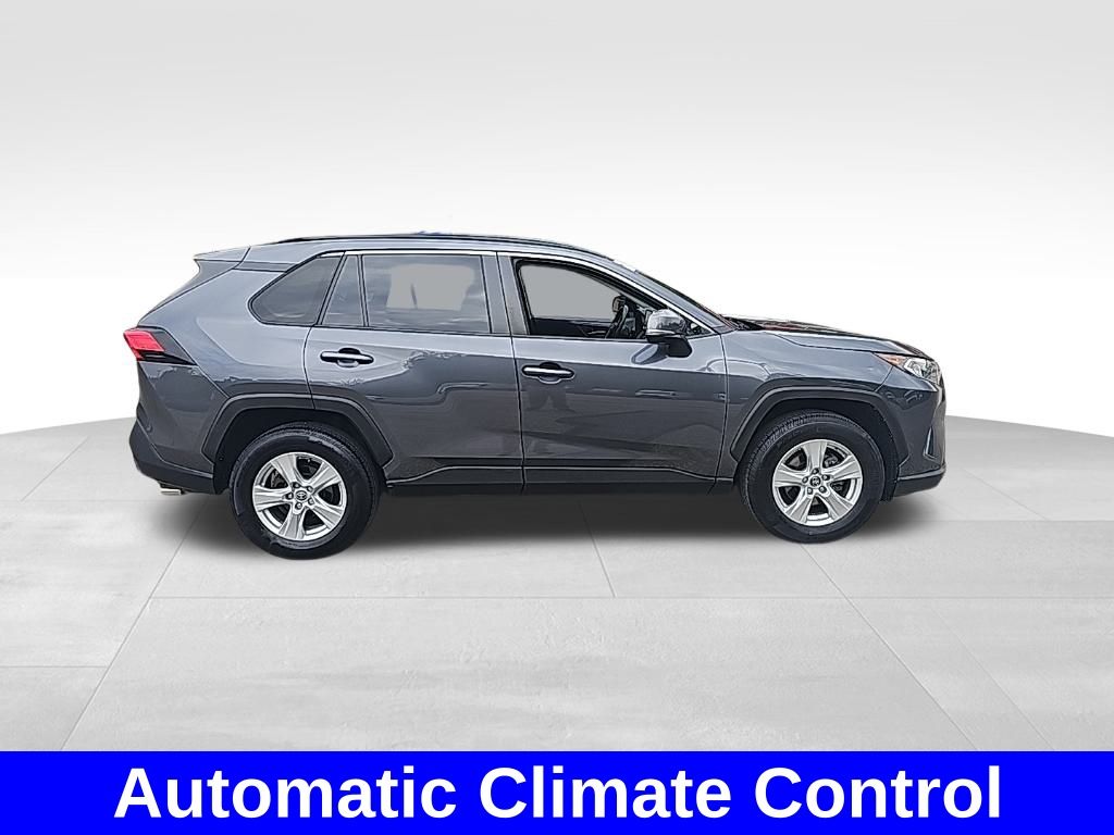 2020 Toyota RAV4 XLE photo 3