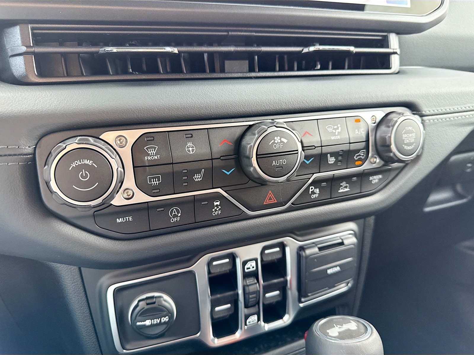 2025 Jeep Wrangler Sahara photo 20