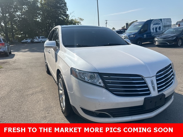 2019 Lincoln MKT photo 2
