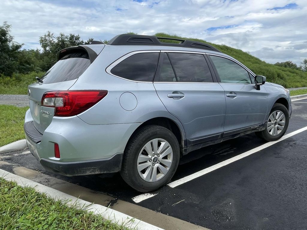 2017 Subaru Outback Premium photo 3