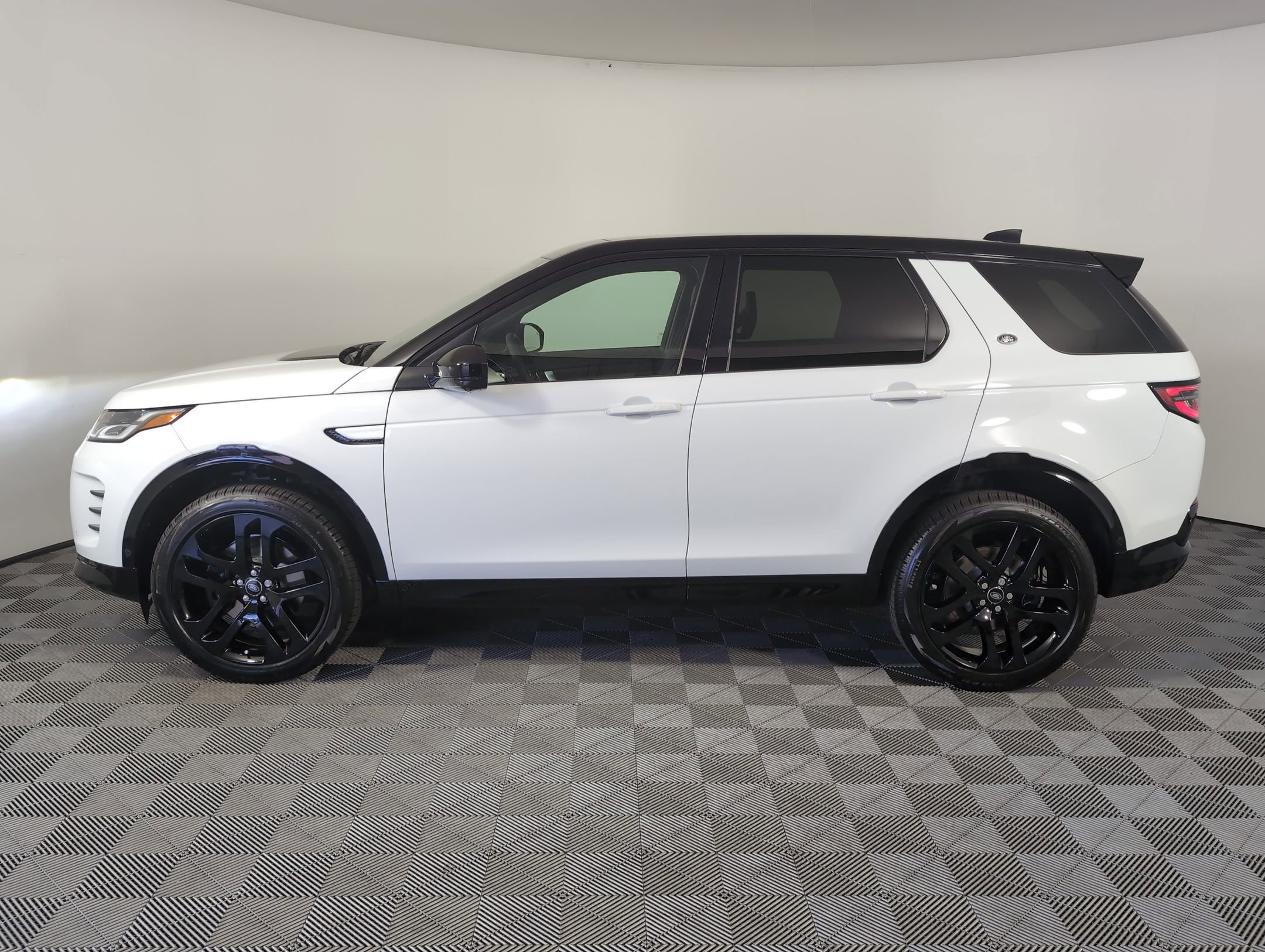 2025 Land Rover Discovery Sport Dynamic SE photo 2