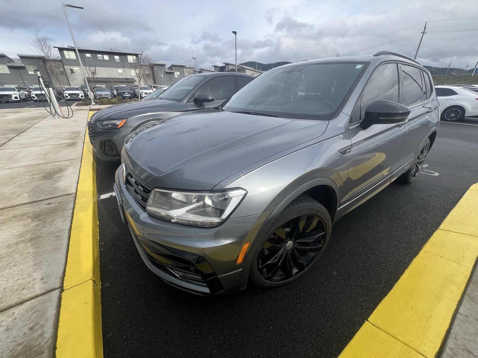 2021 Volkswagen Tiguan SE R-LINE BLACK's photo