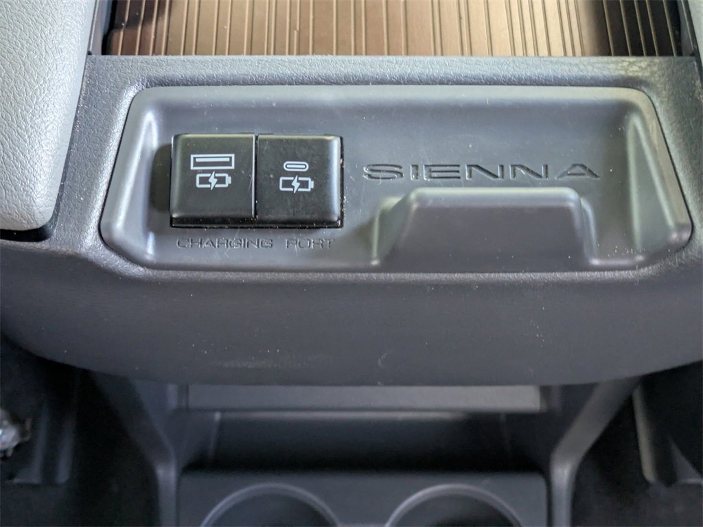2023 Toyota Sienna XLE photo 15