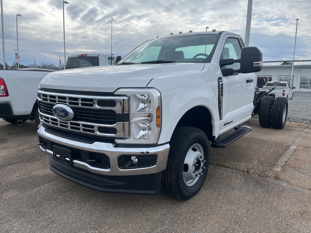 2024 Ford F-350 Super Duty Chassis Cab XL's photo