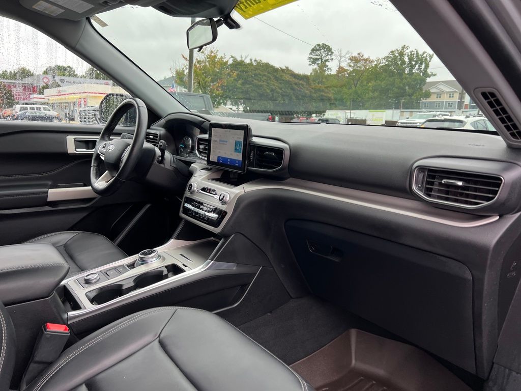 2023 Ford Explorer XLT photo 28