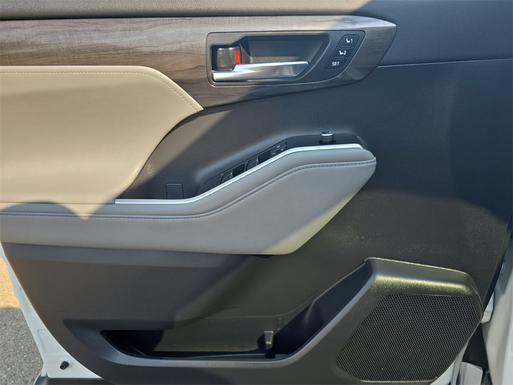 2020 Toyota Highlander Platinum photo 18