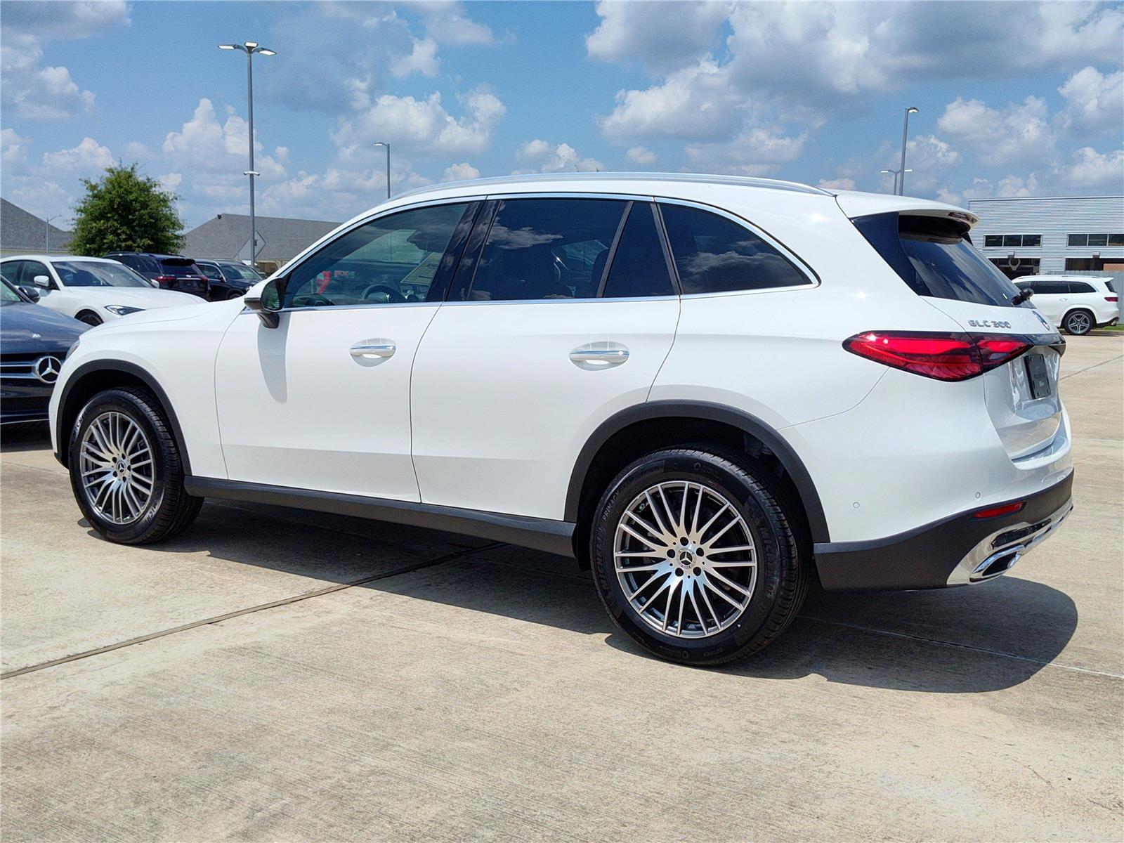 2025 Mercedes Benz GLC 300 photo 3