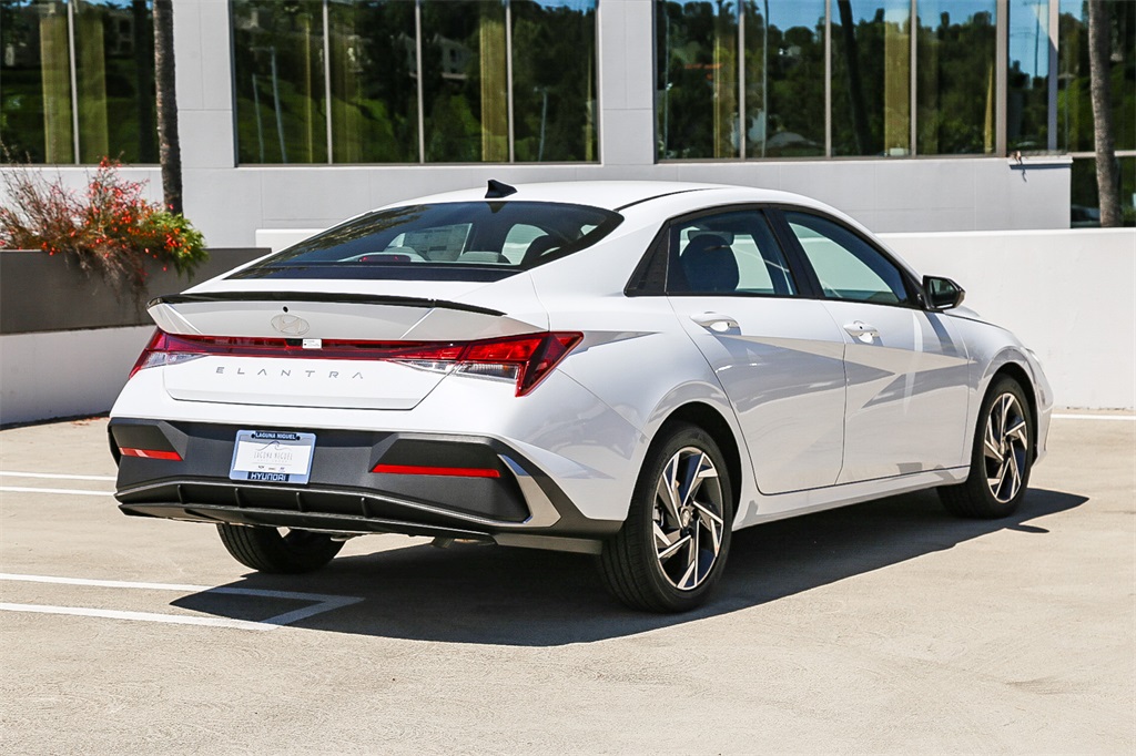 2025 Hyundai Elantra SEL Sport photo 6