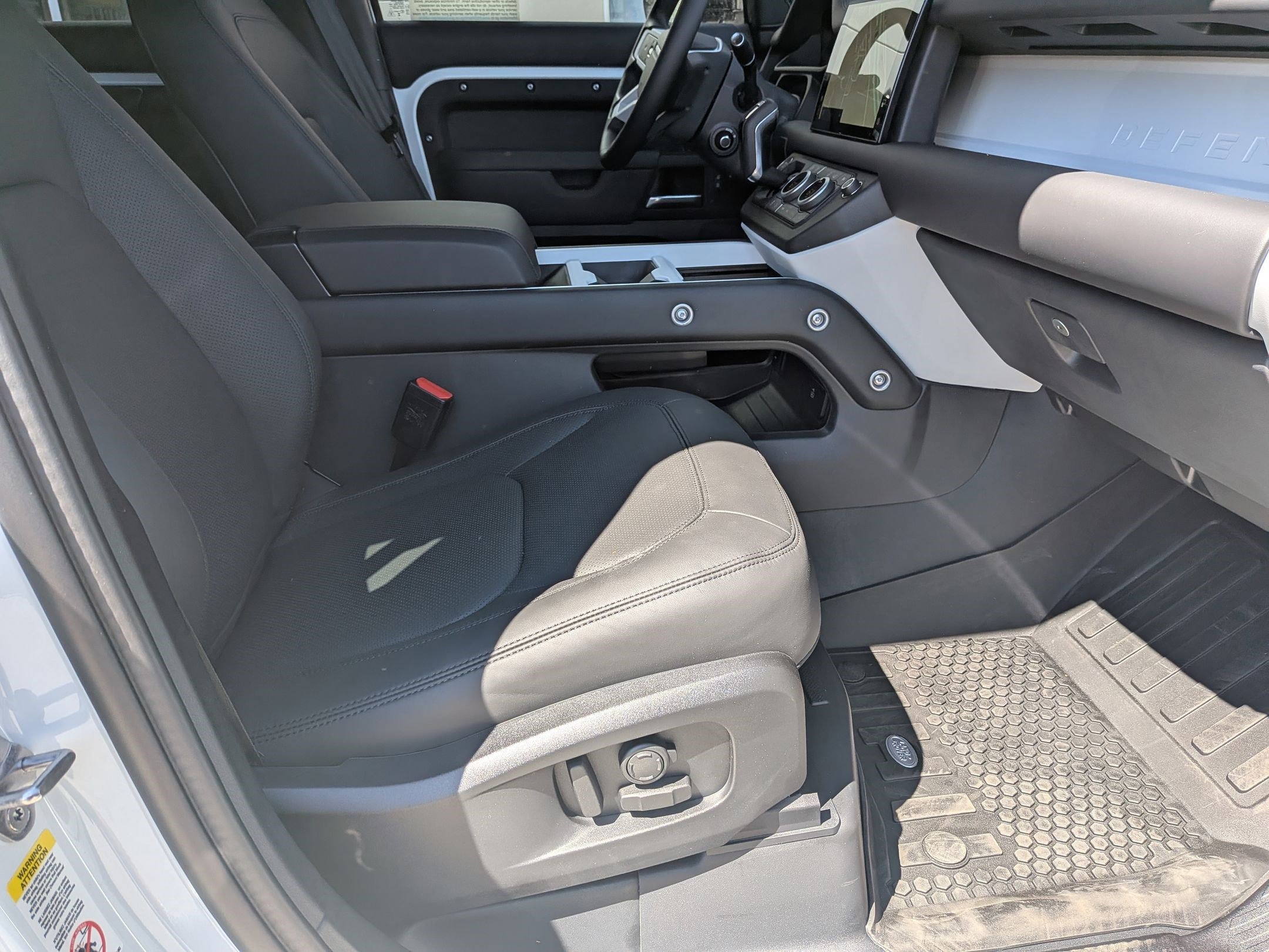 2025 Land Rover Defender 110 X-Dynamic SE photo 30